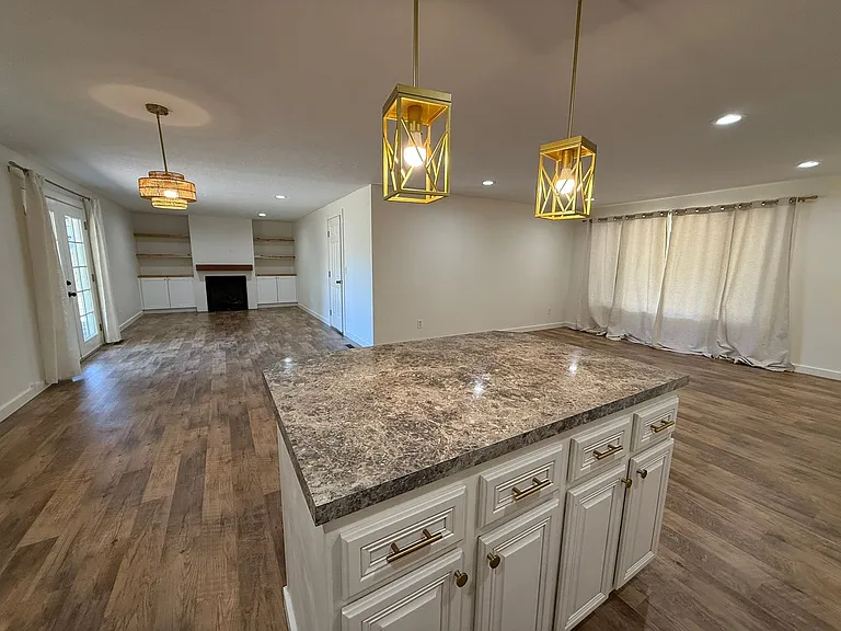 2637 Eastlake Dr SE — Photo 3