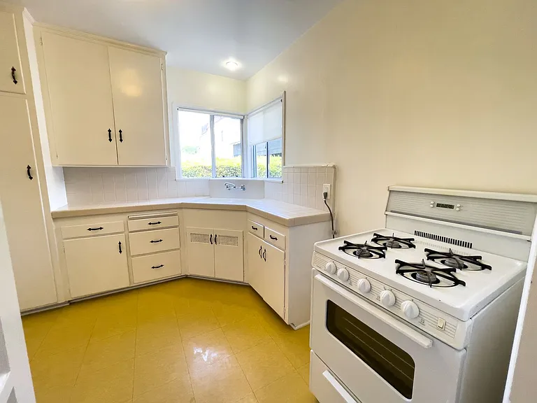 4735 Beverly Blvd — Photo 5