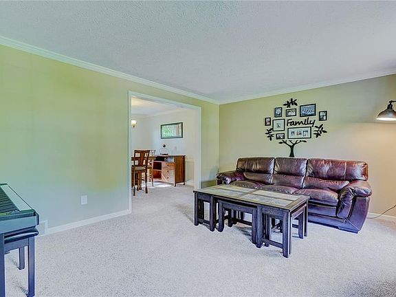 4th image of 10 Erie Cres