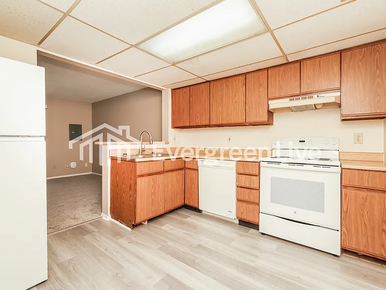 2465 Cross Village Dr — Photo 6