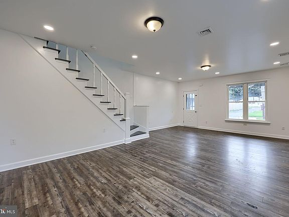 4th image of 18 E Maple Ave