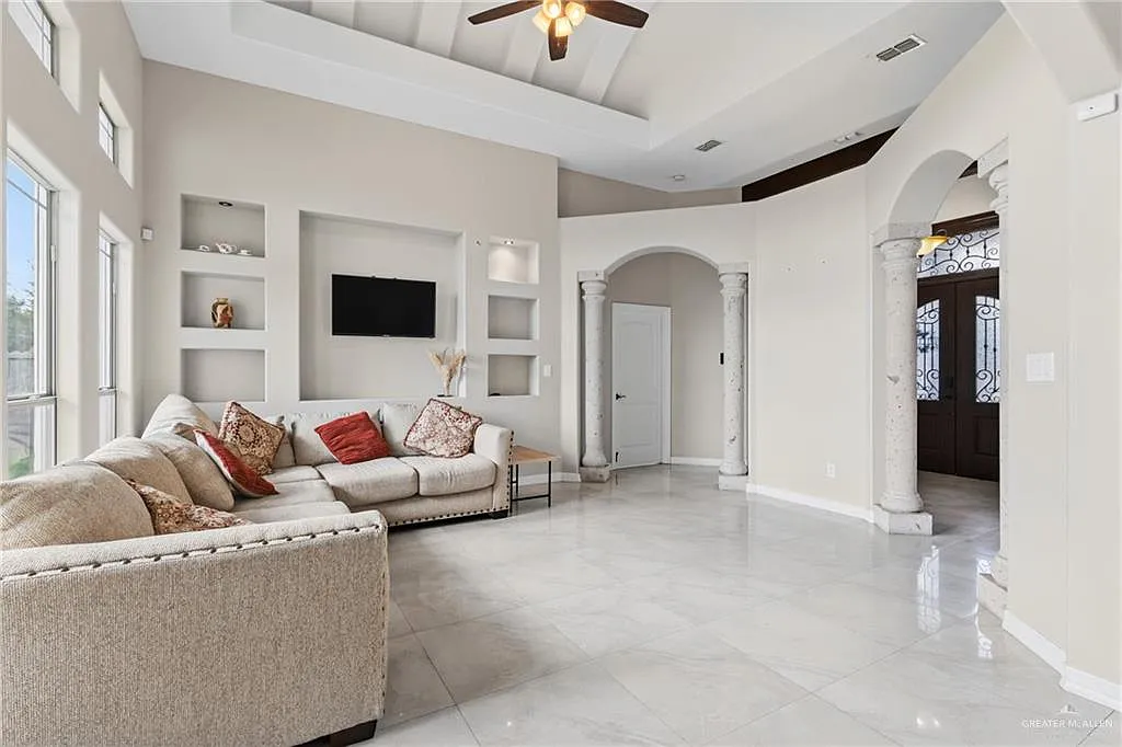 3 bed, 2.0 bath, 1916 sqft, $2,000 — Photo 4