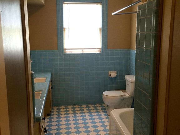 Bath 1 Full bath with 2 lavatories