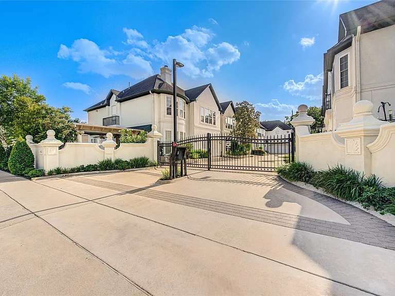 2124 Nantucket Dr #A — Photo 3
