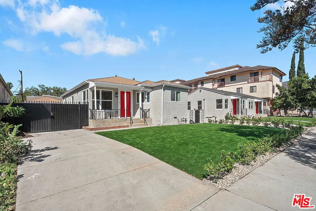 3 bed, 2.0 bath, 1117 sqft, $5,000 — Photo 2