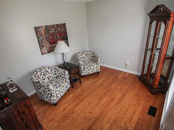3rd image of 14022 Oxford Dr