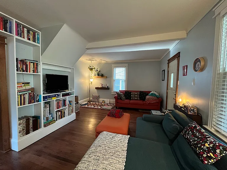 577 Laprairie St — Photo 2
