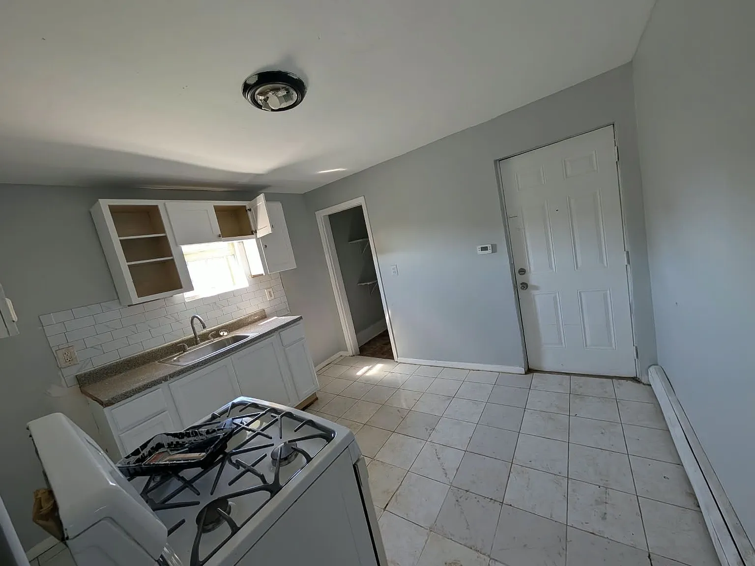 3 bed, 1000 sqft, $1,695 — Photo 3