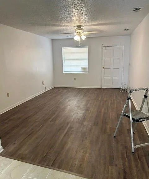 1472 N Melrose Dr — Photo 2