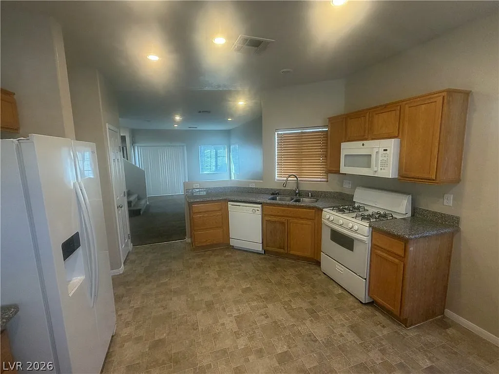3 bed, 2.5 bath, 1405 sqft, $2,045 — Photo 4