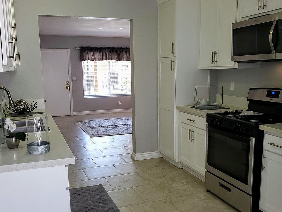 Kitchen looking into Livingroom.
