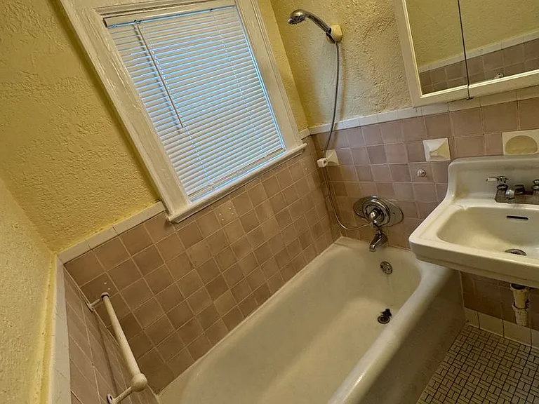Whitestone Manor Apartments — Photo 11