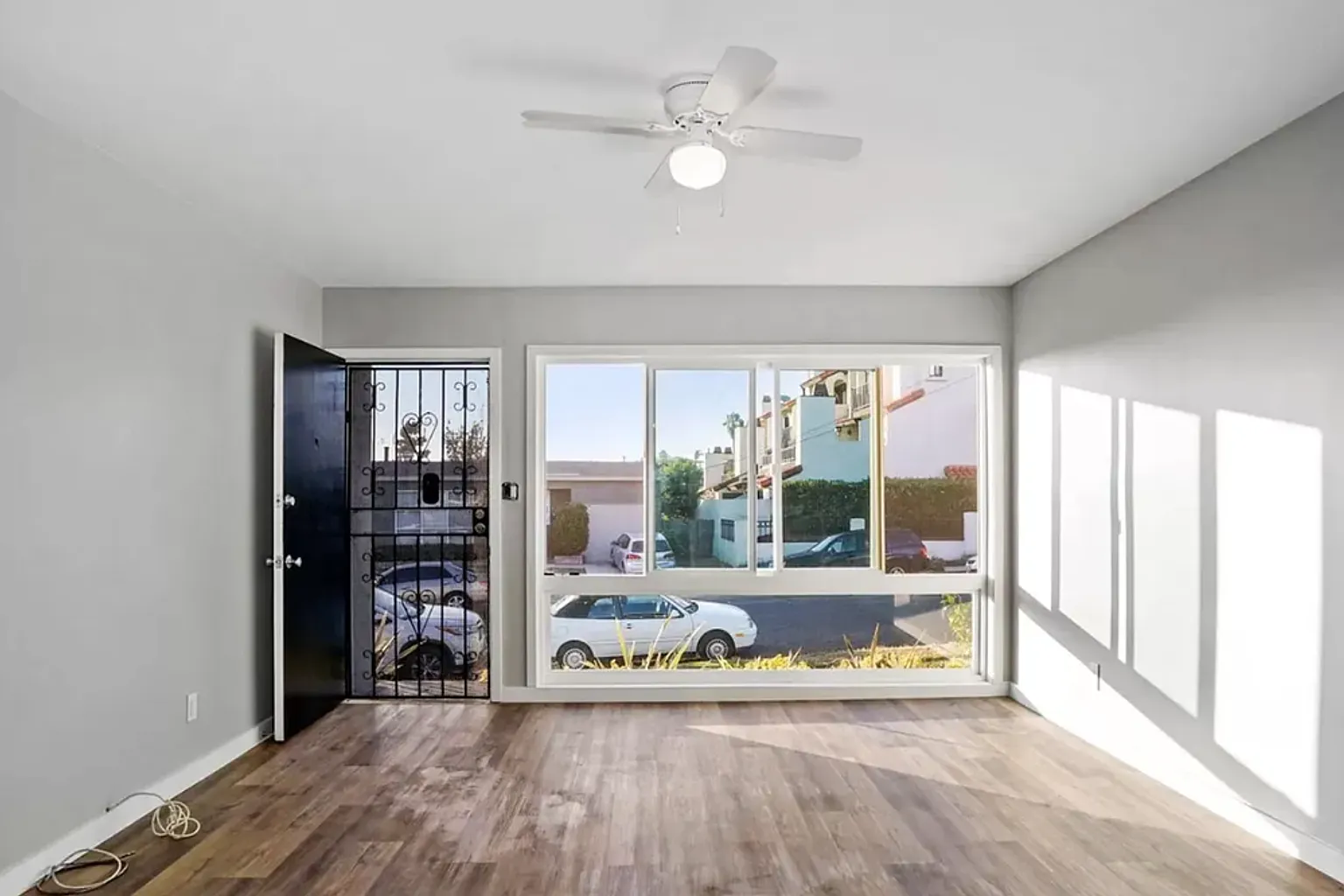 2 Bedroom Home in Clairemont / Bay Park — Photo 3