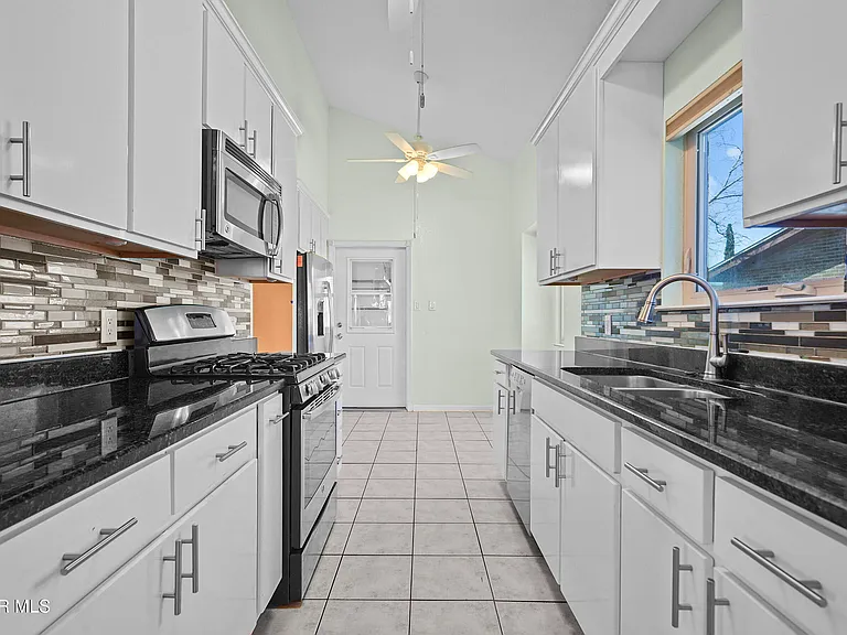 4805 Maureen Cir — Photo 12