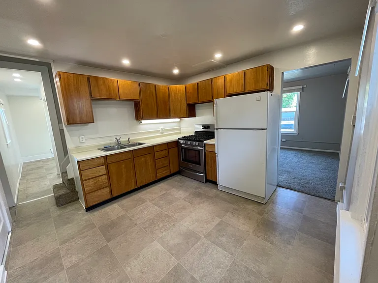 10 W Mill St — Photo 3