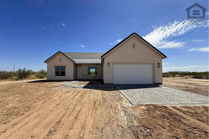 3 bed, 2.0 bath, 1817 sqft, $2,200 — Photo 1