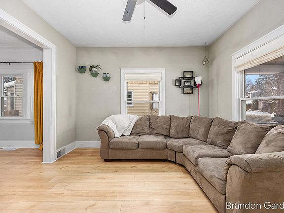 4th image of 826 Richmond St NW