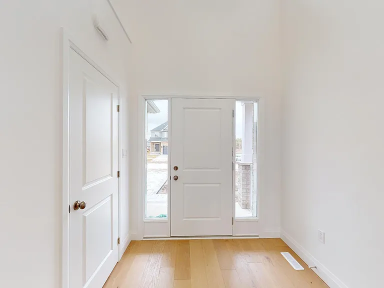 120 Basil Cres — Photo 2