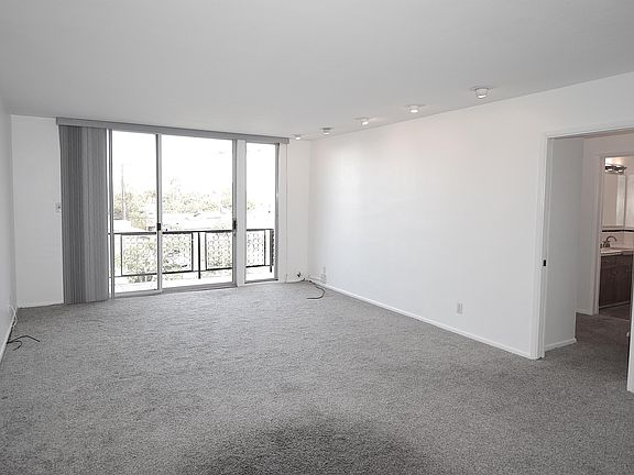 4th image of 2662 E 2nd St Unit B3