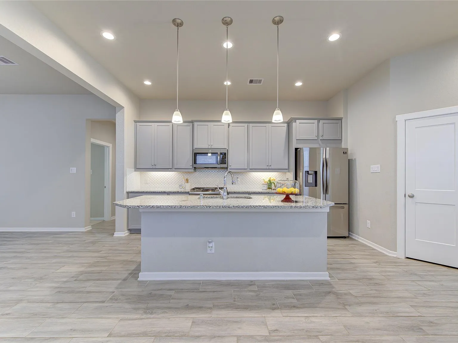 3 bed, 2.0 bath, 1598 sqft, $2,200 — Photo 1