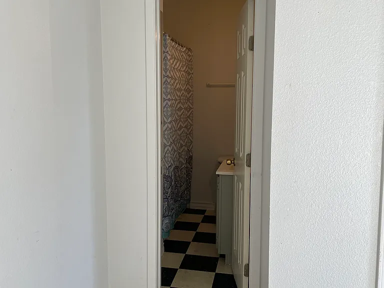 411 E Lachapelle St — Photo 5