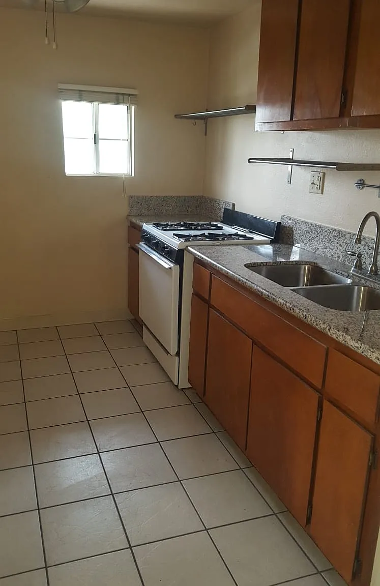 209 N Verdugo Rd — Photo 3