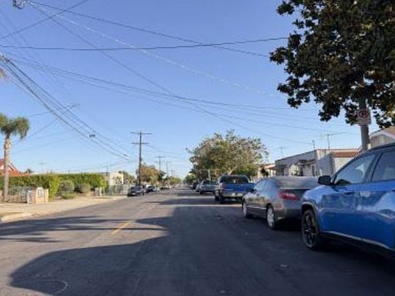 Exterior Neighborhood (street photo)