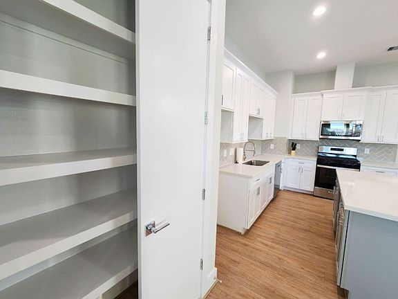 4th image of 615 Northew St #G-id1060796p