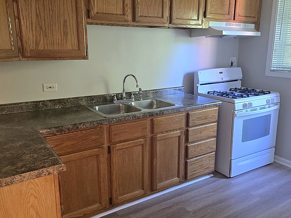 2nd image of 914 Edwards St APT 2E