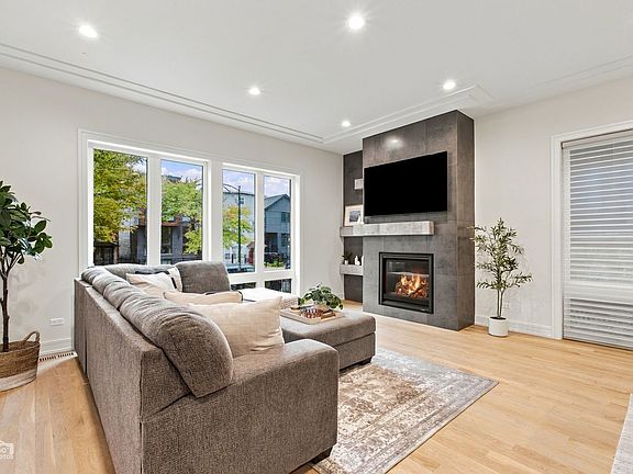 5th image of 2205 N Talman Ave