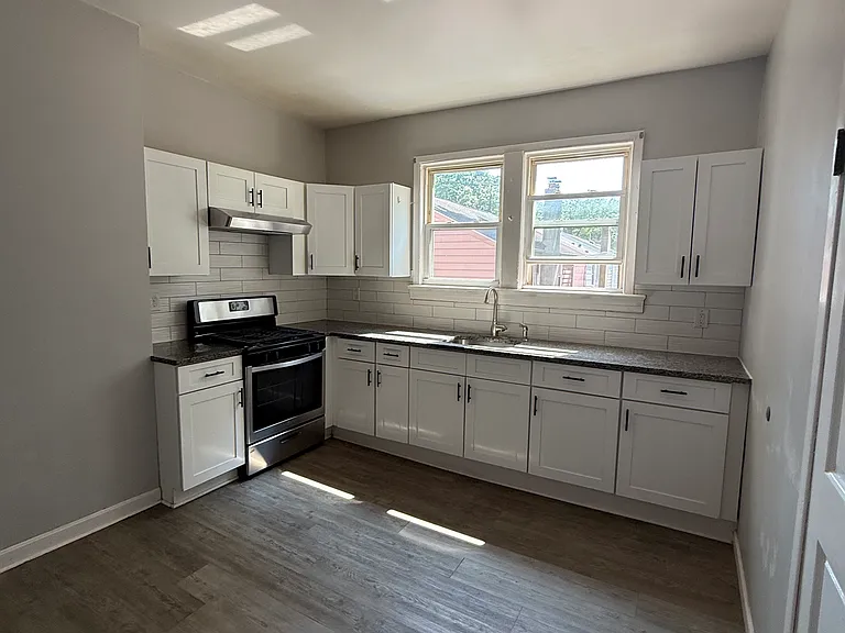 279-81 Hollywood Ave #2L — Photo 2