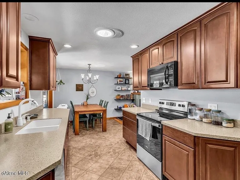 1705 E Satre Ave — Photo 12
