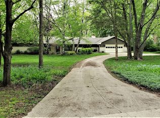 14 Sunset Rd, Bloomington, IL 61701