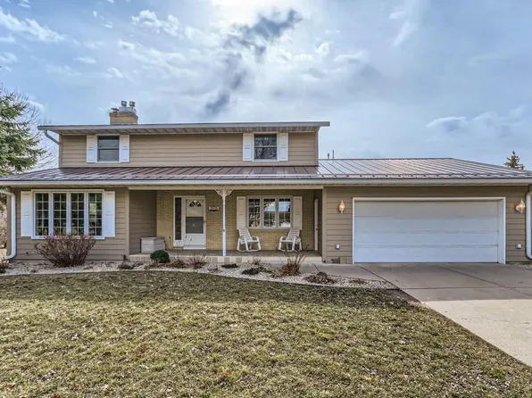 2325 Skyline Dr, Bloomington, MN 55425