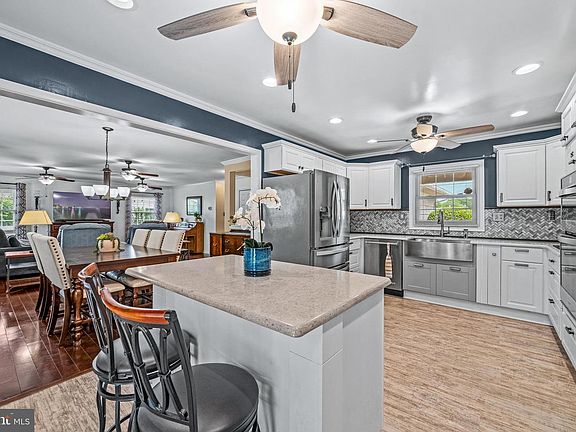 5th image of 3416 Medina Ln