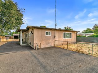 1048 W Harbeck Rd, Grants Pass, OR 97527