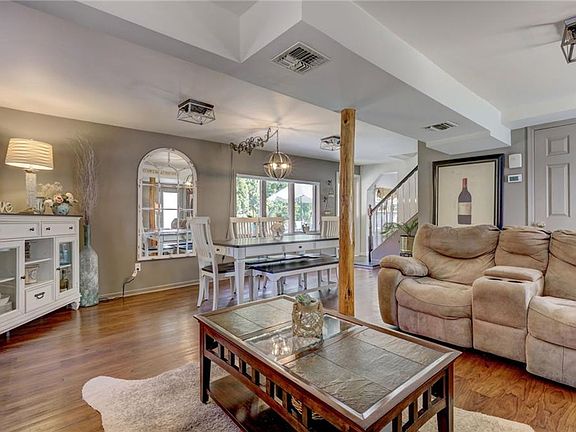 4th image of 1 Roslyn Ln