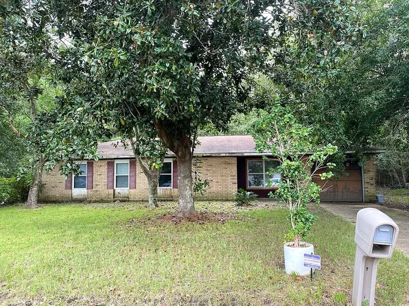 2207 Chestwood Dr, Gautier, MS 39553