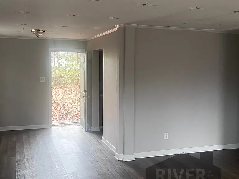 111 Parker Dr — Photo 3