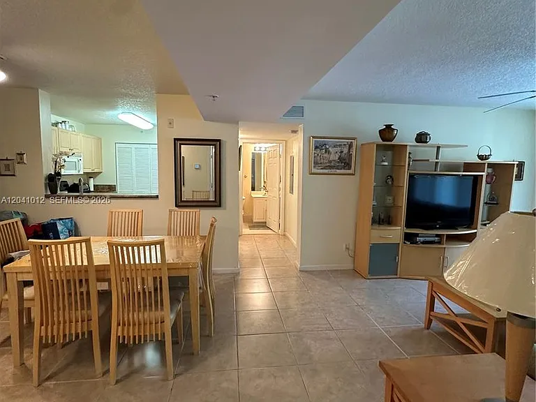 619 E Sheridan St #105 — Photo 3