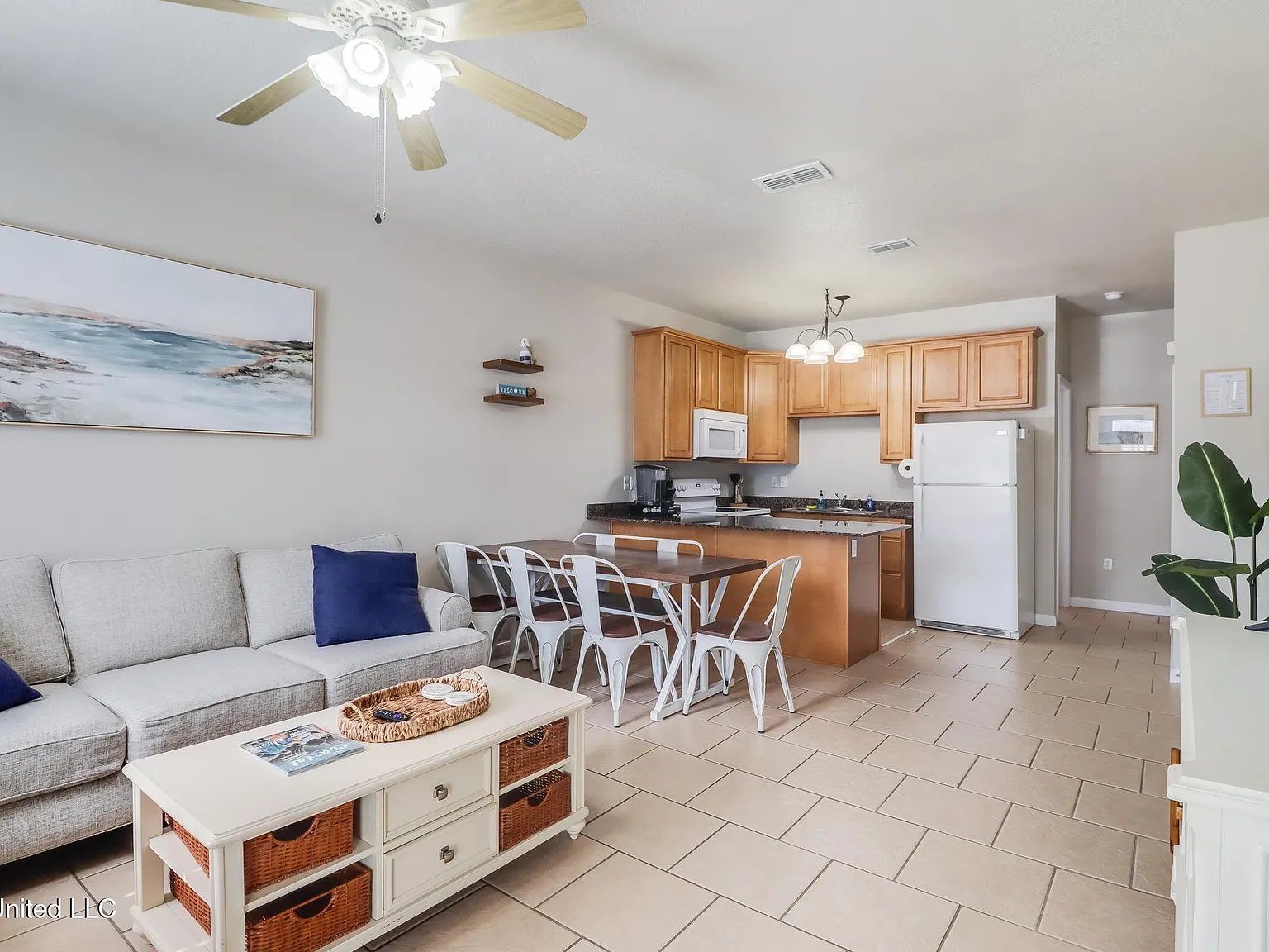 3 bed, 3.0 bath, 1347 sqft, $1,900 — Photo 4