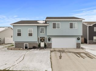 1433 35th Ave NW, Minot, ND 58703