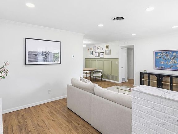 5th image of 1291 Oxford Rd