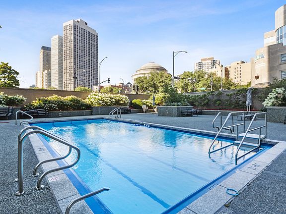 3rd image of 340 W Diversey Pkwy APT 817