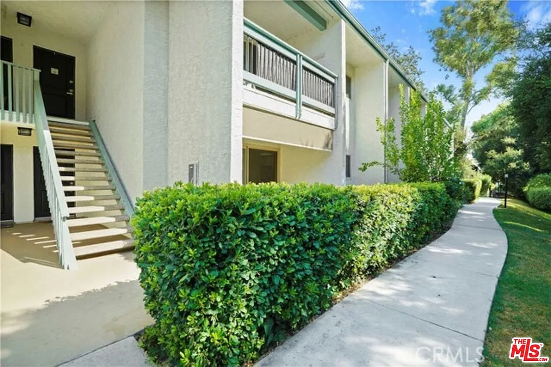 2 bed, 2.0 bath, 1054 sqft, $3,800 — Photo 1