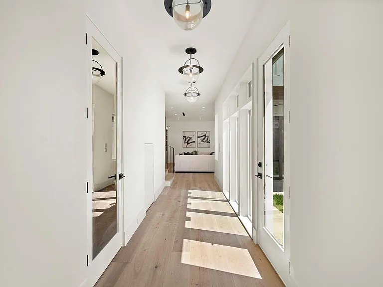408 Pecore St — Photo 16