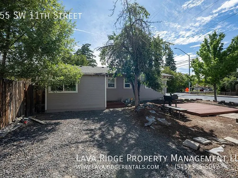 655 SW 11th St — Photo 22
