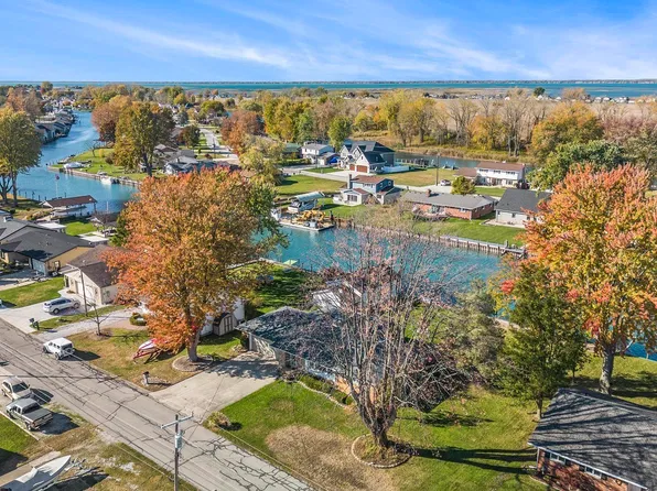 7284 Cardinal St, Algonac, MI 48001