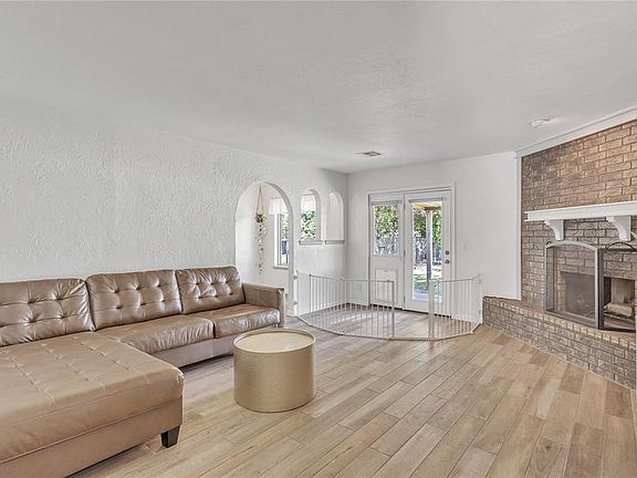 5th image of 304 N English Dr