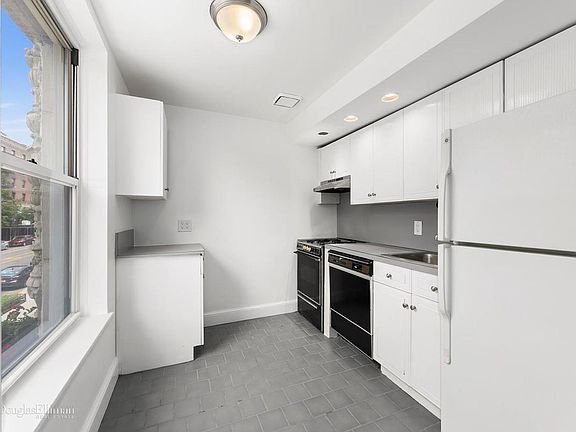 5th image of 280 Saint Johns Pl APT 1A